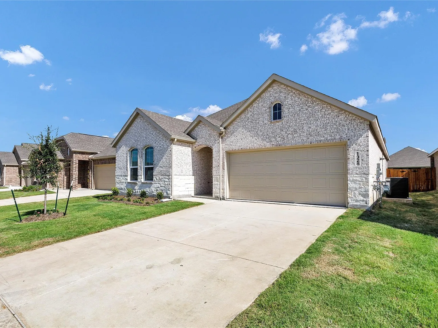 5 bed, 2083 sqft, $2,700 — Photo 2