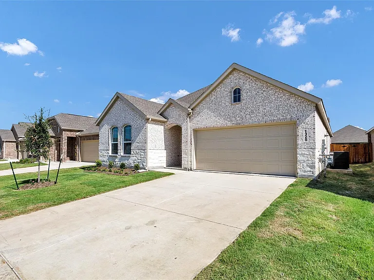 1328 Francesca Dr — Photo 2