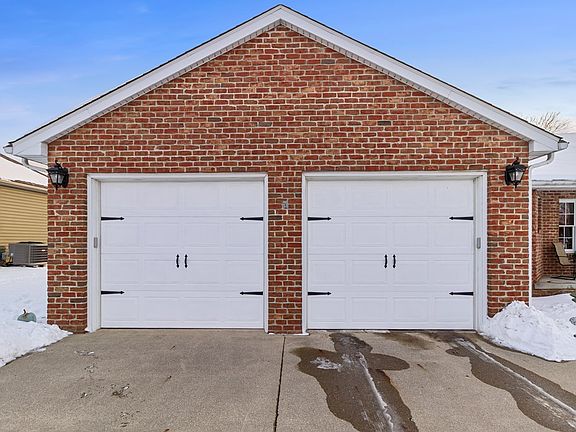 3rd image of 871 Golfview Dr
