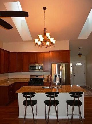 4th image of 215 Hawthorn Ln