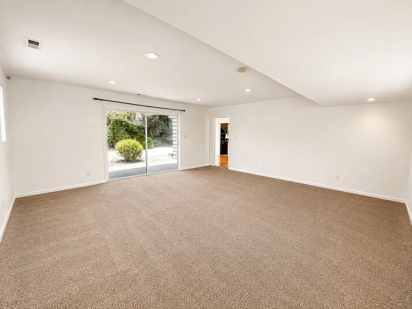 3Bd/1Ba Bellevue Home — Photo 4