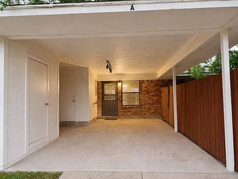 2111 Quail Run #A — Photo 8
