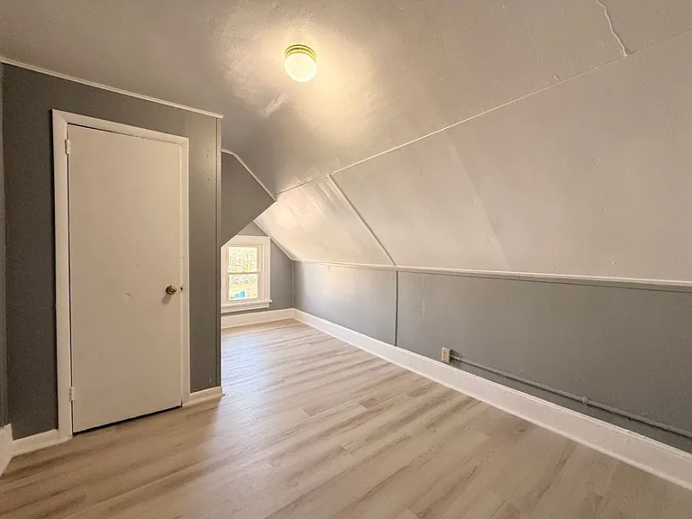 265 N Laurel St — Photo 12