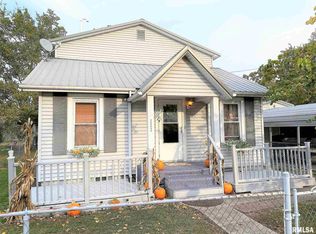 323 S State St, Flora, IL 62839