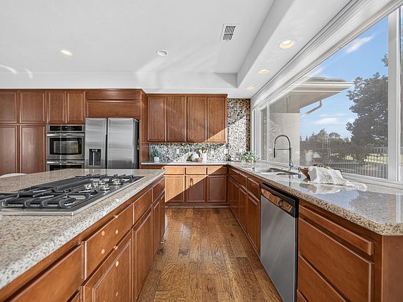 3rd image of 9596 Golf Course Ln