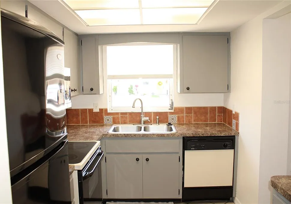 2 bed, 2.0 bath, 896 sqft, $1,450 — Photo 2
