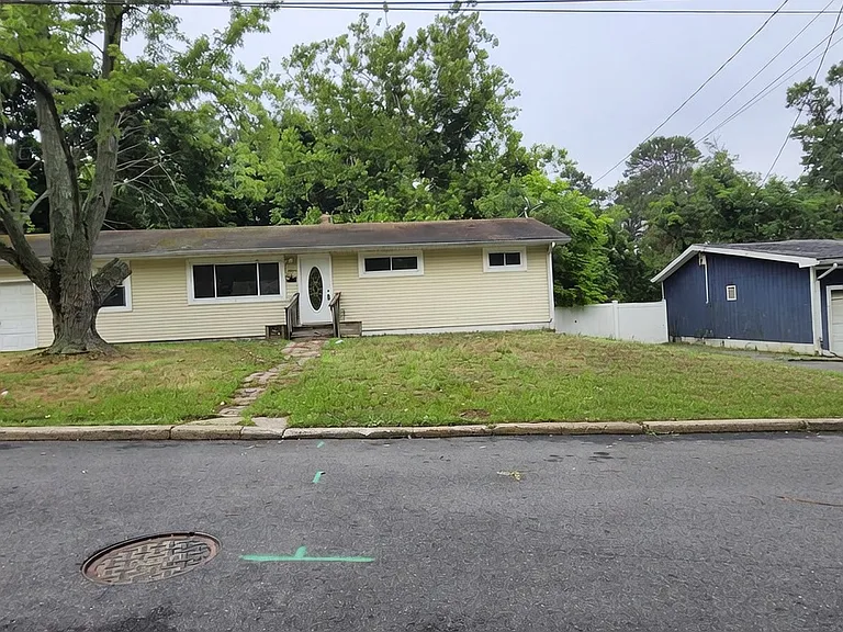 16 Parkway Blvd — Photo 2