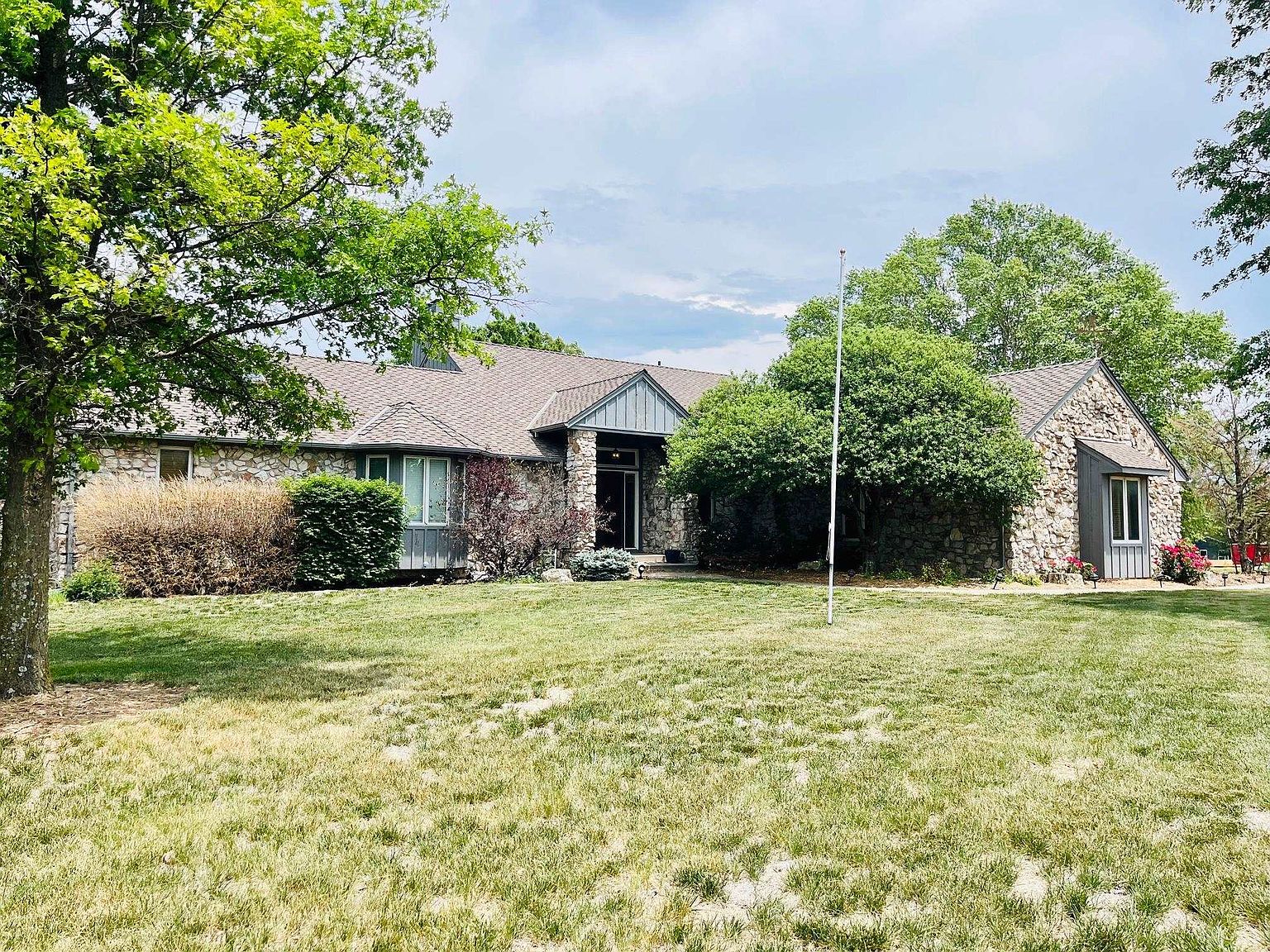 1040 E Country Club Ln