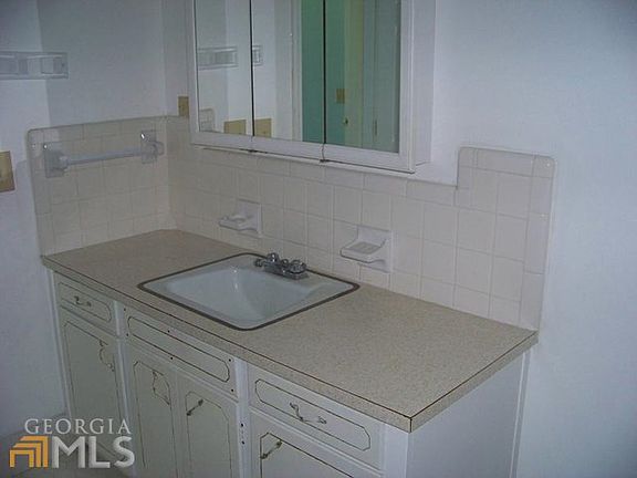 4th image of 107 Airport Ln