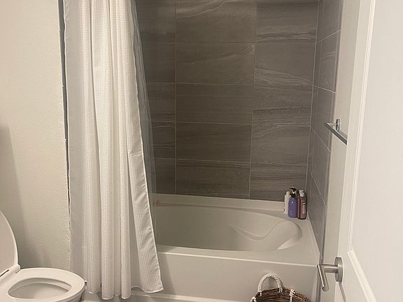 4th image of 300 S Jackson St #457