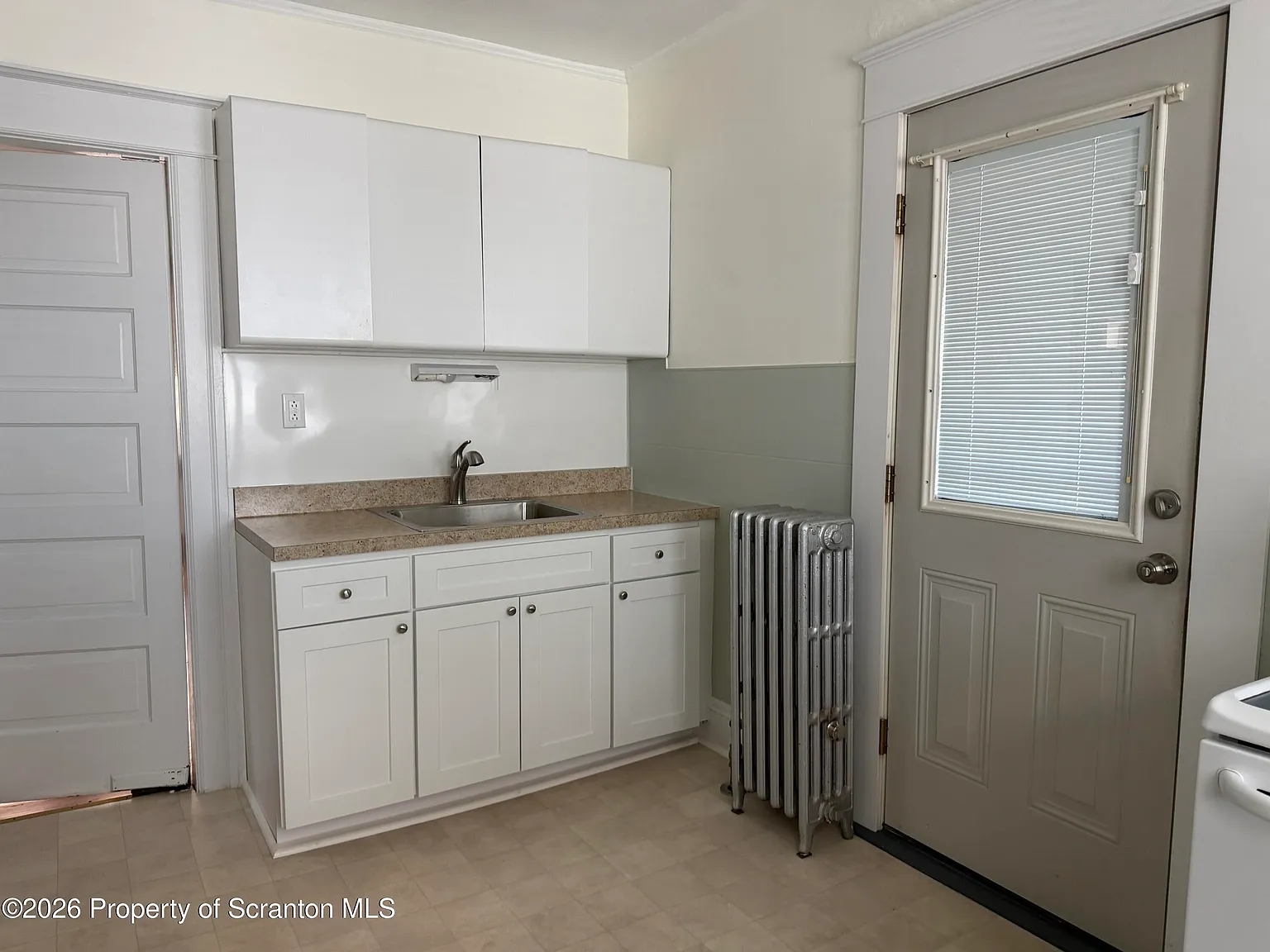 1 bed, 1.0 bath, 898 sqft, $1,300 — Photo 2
