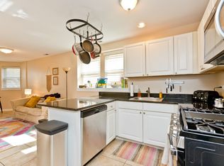 1943 W Henderson St #B, Chicago, IL 60657