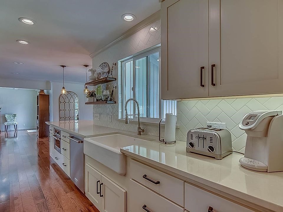 Farmhouse sink- custom shaker cabinets with slow close