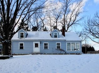 27 Oakmount Dr, Rochester, NY 14617