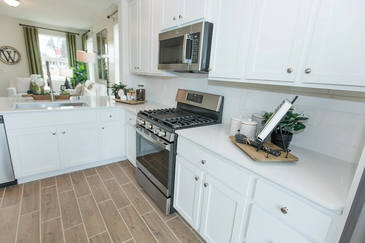3 bed, 2.5 bath, 1227 sqft, $2,400 — Photo 2