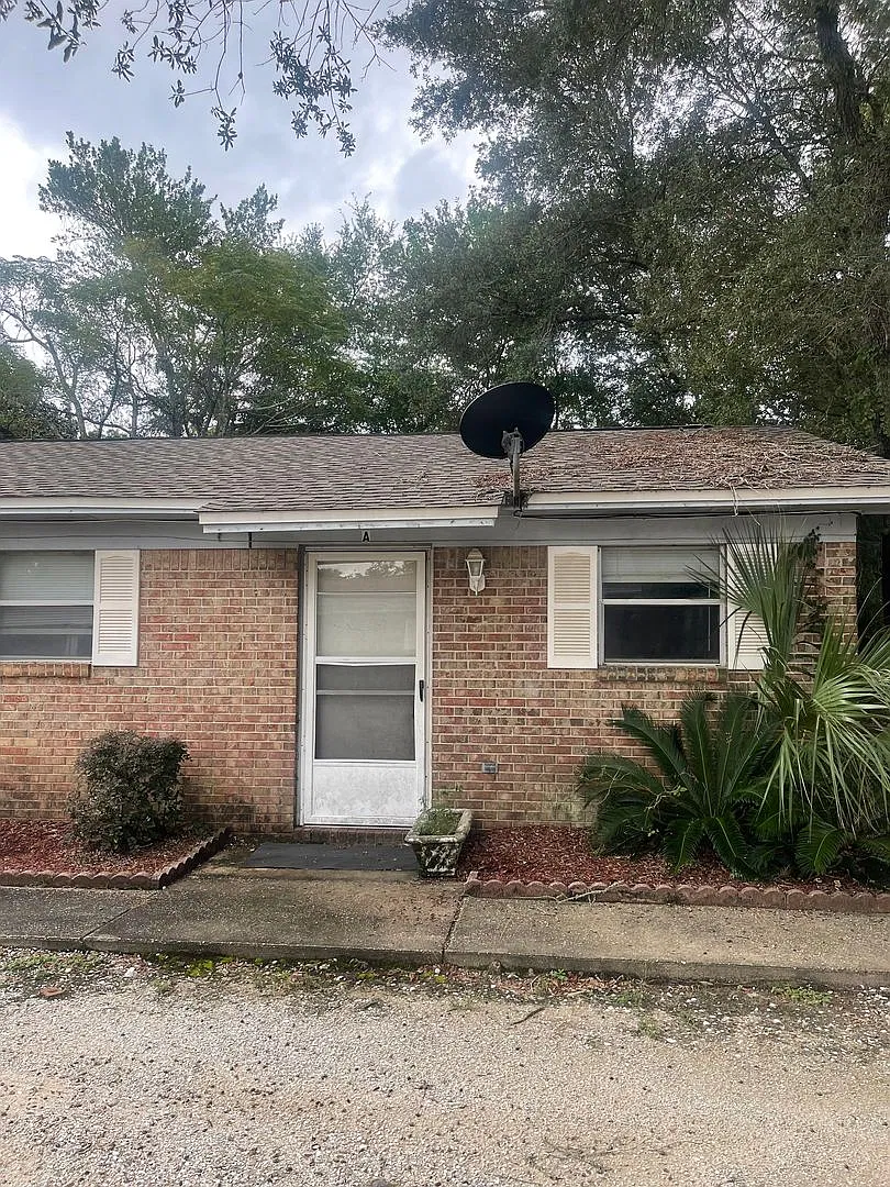 2-Bedroom 1-Bath Affordable Duplex Unit - Washer/ Dryer Connection — Photo 3