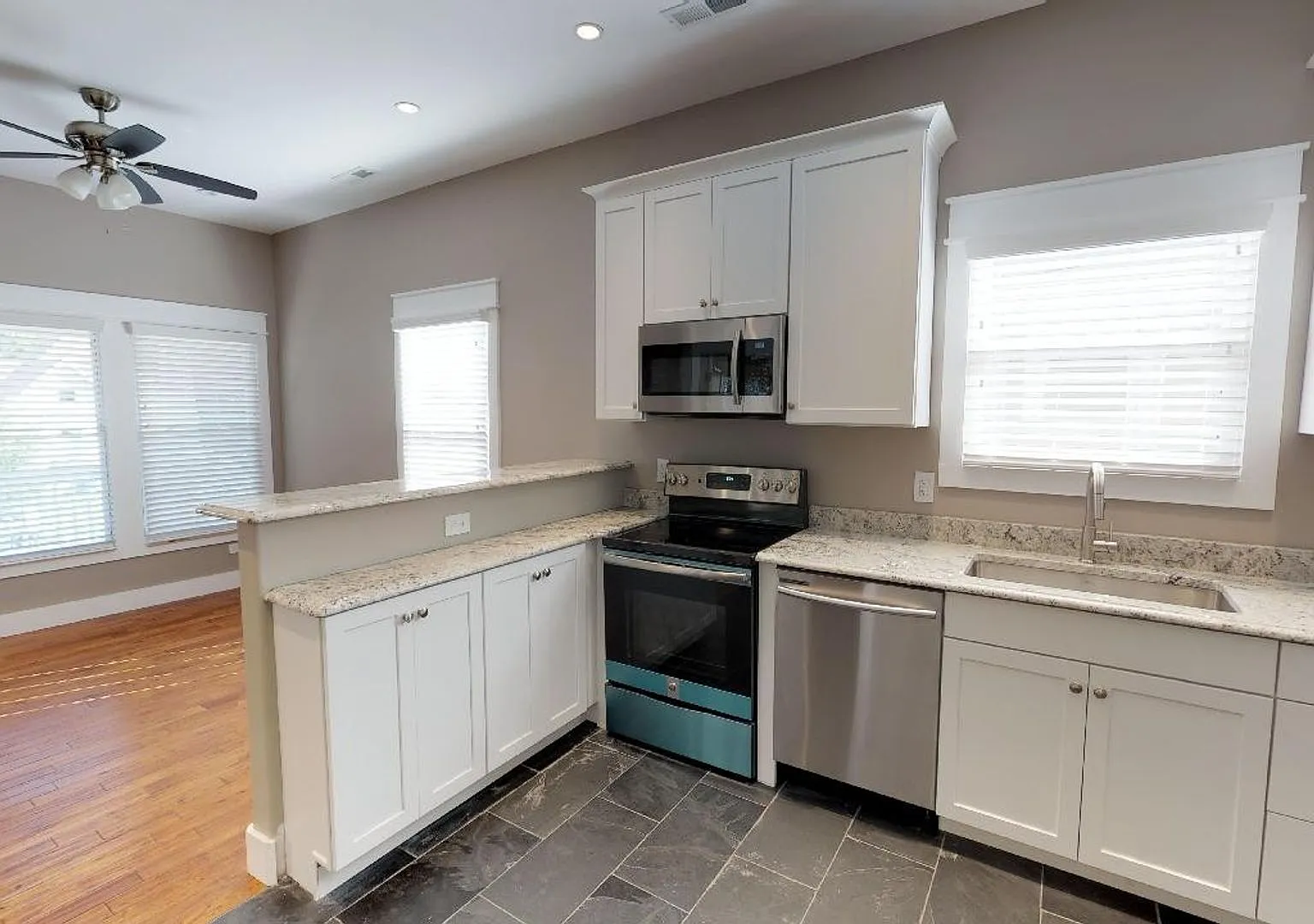 Waitlist for Aug2027Jul2028 Now Open! | 4BR/2BA Rental in Fort Sanders Near UTK — Photo 4