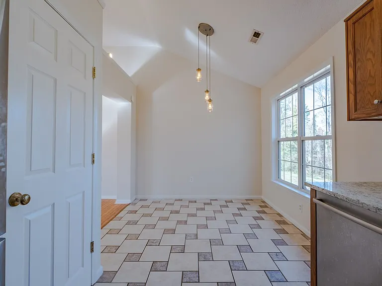 117 Eagle Ct — Photo 9