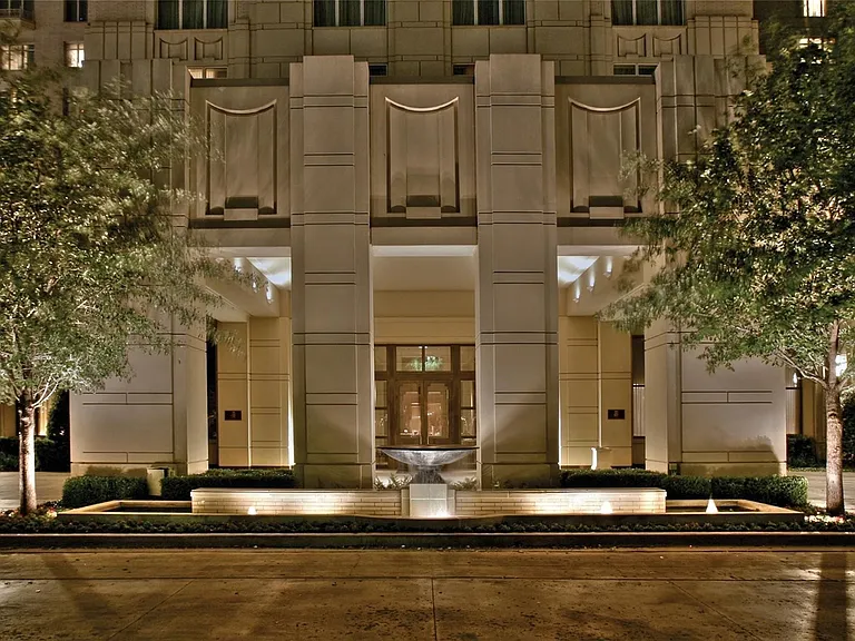 Grand Entry Porto Cochere with fountain.
