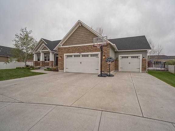 3rd image of 895 Mesa Cir
