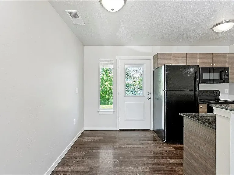 WhistleStop Apartments — Photo 94