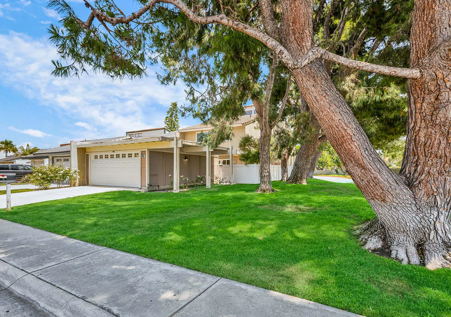 4 bed, 2216 sqft, $5,800 — Photo 1
