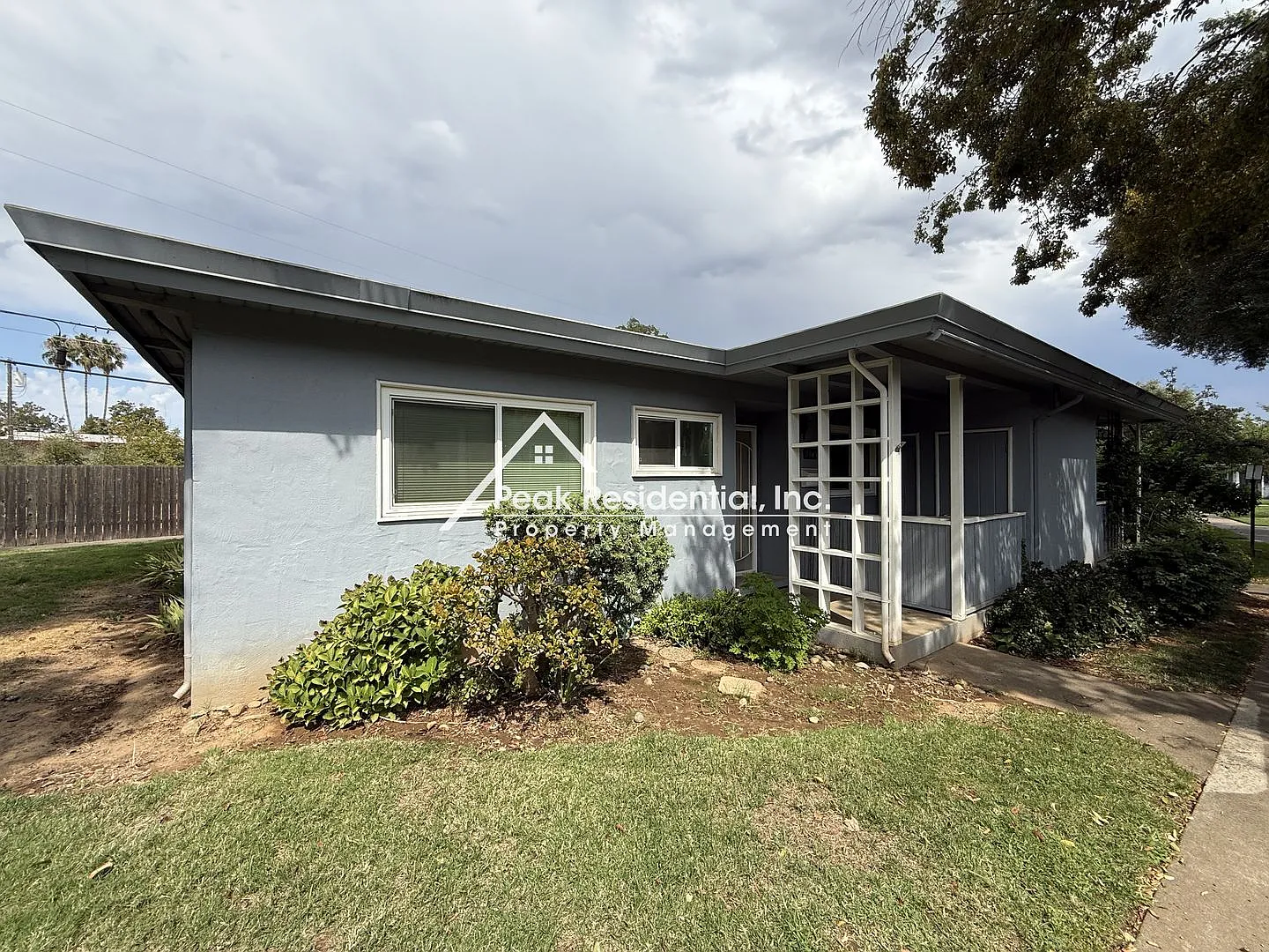 Charming 2bd/1ba Patio Home with Garage in Gated Community — Photo 2