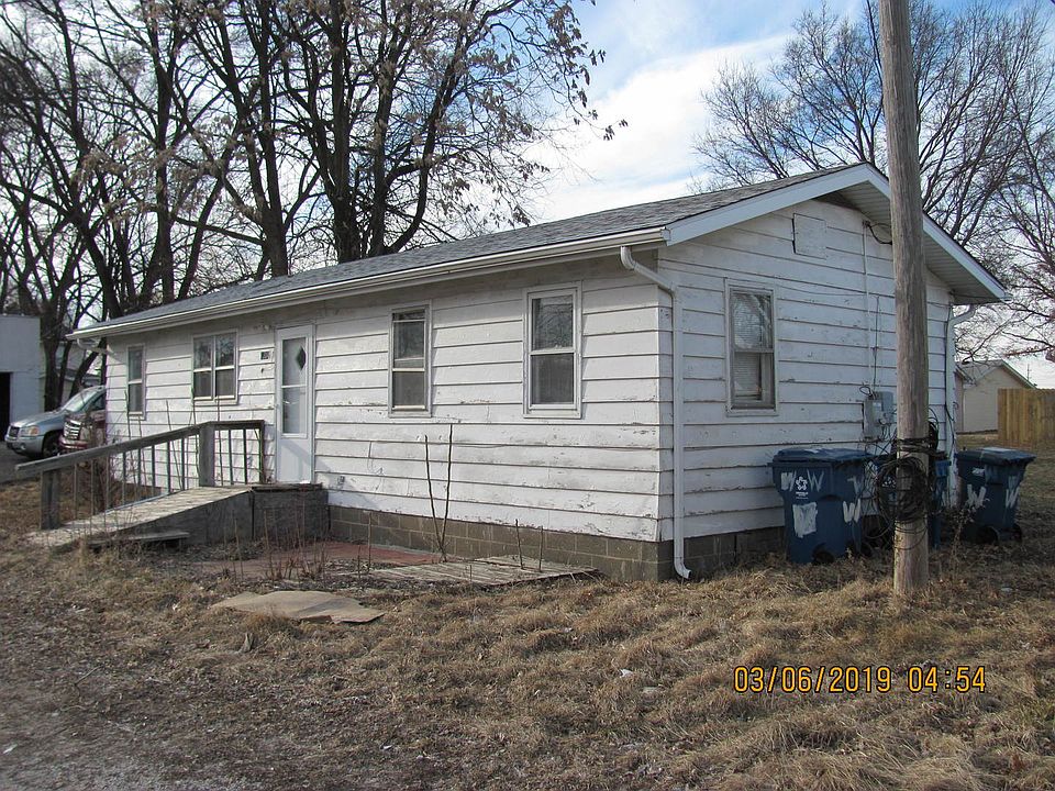2nd image of 1324 1/2 N Division St