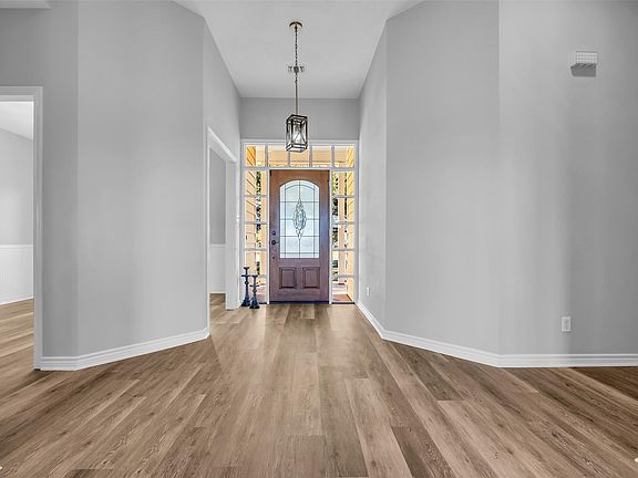 4th image of 1075 Harrisburg Rd