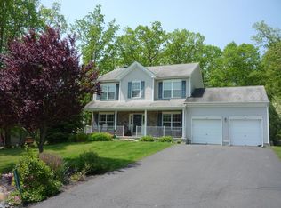 1016 Dorset Dr, Bushkill, PA 18324