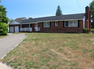 924 Fulton St, Farmingdale, NY 11735