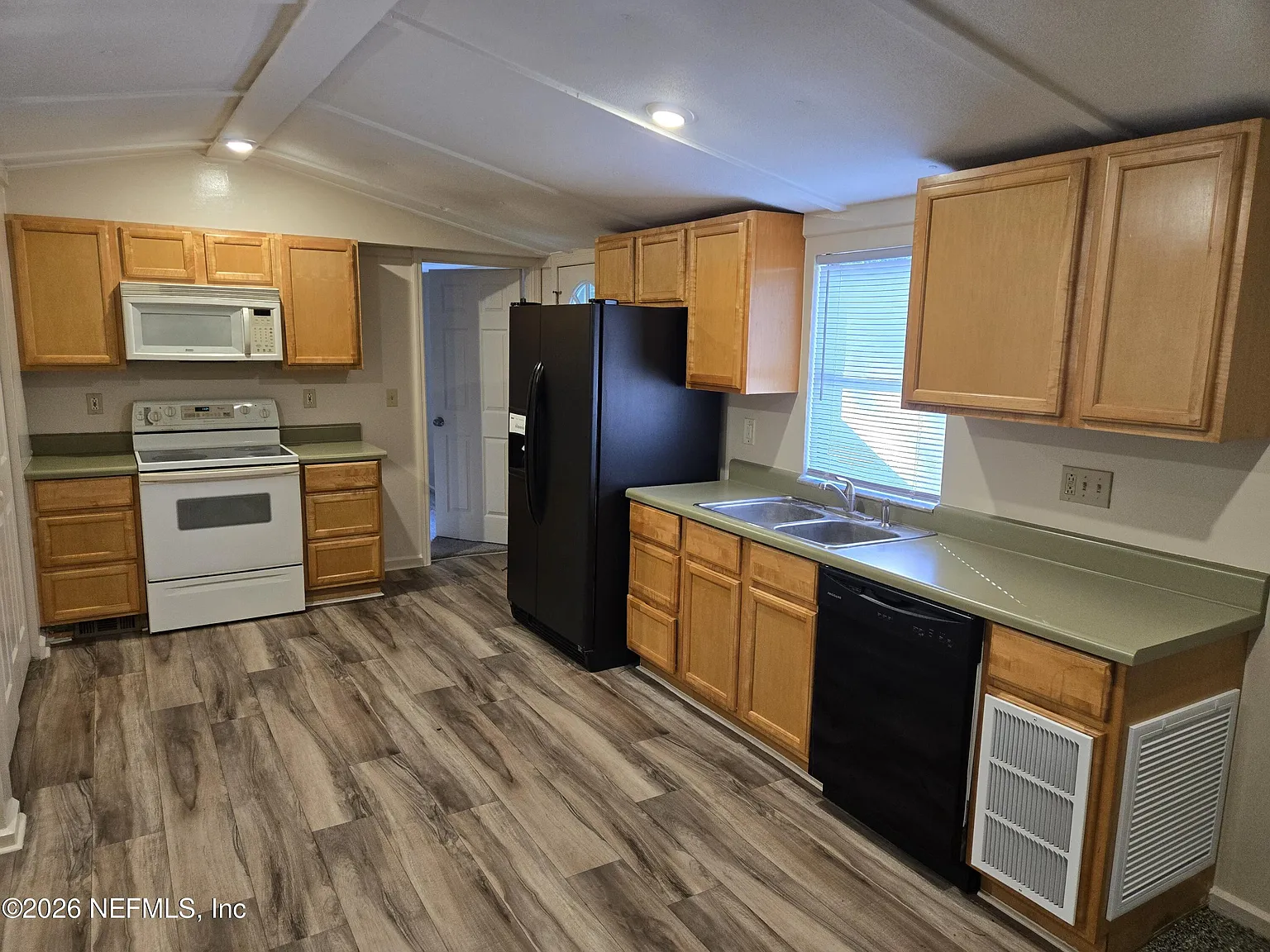 3 bed, 2.0 bath, 924 sqft, $2,400 — Photo 4