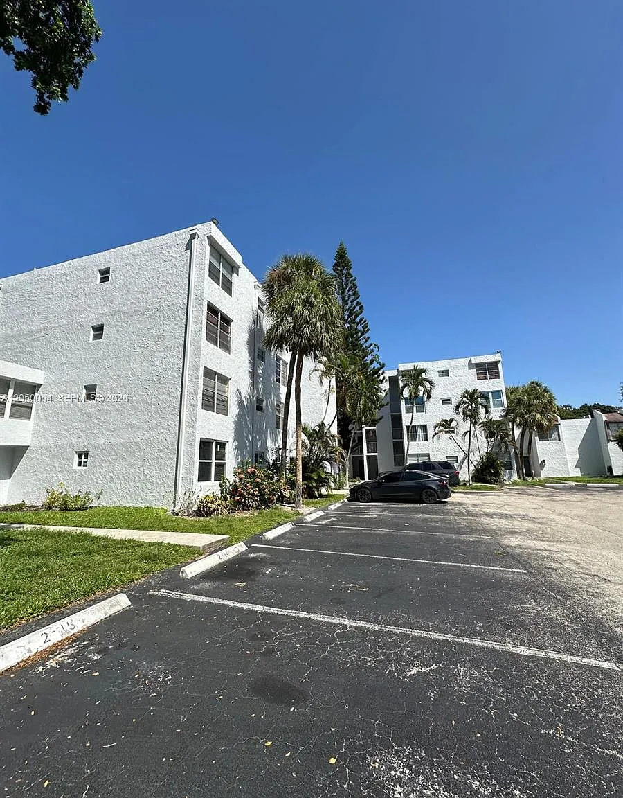 Live Oak Condominium Two — Photo 3