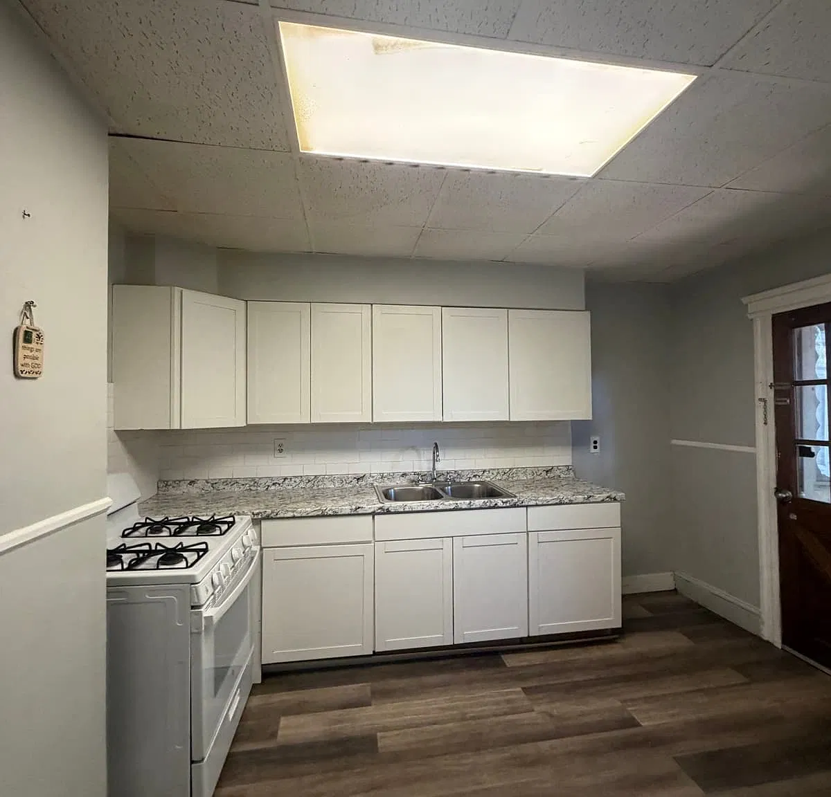 3 bed, 1000 sqft, $3,175 — Photo 2