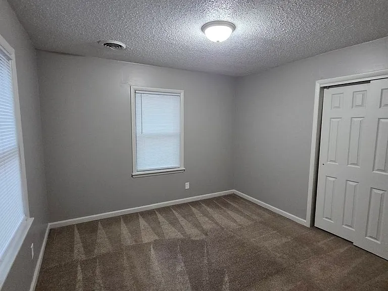 1739 S Glenn St — Photo 11