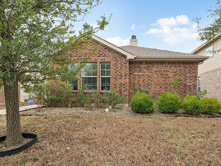 1313 Honeywood Ln — Photo 2