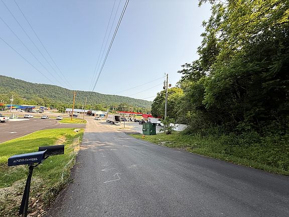 5th image of 144 Country Club Rd