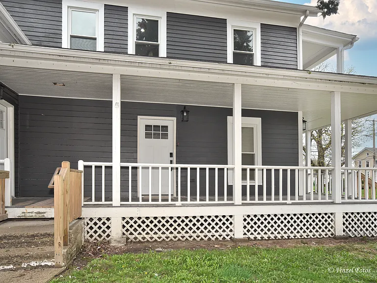 10907 N Woodstock St #A — Photo 2