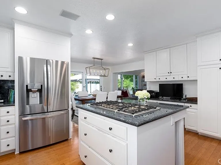 2112 Dover Dr — Photo 8