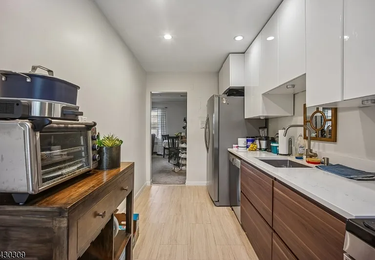 390 Morris Ave #8 — Photo 8