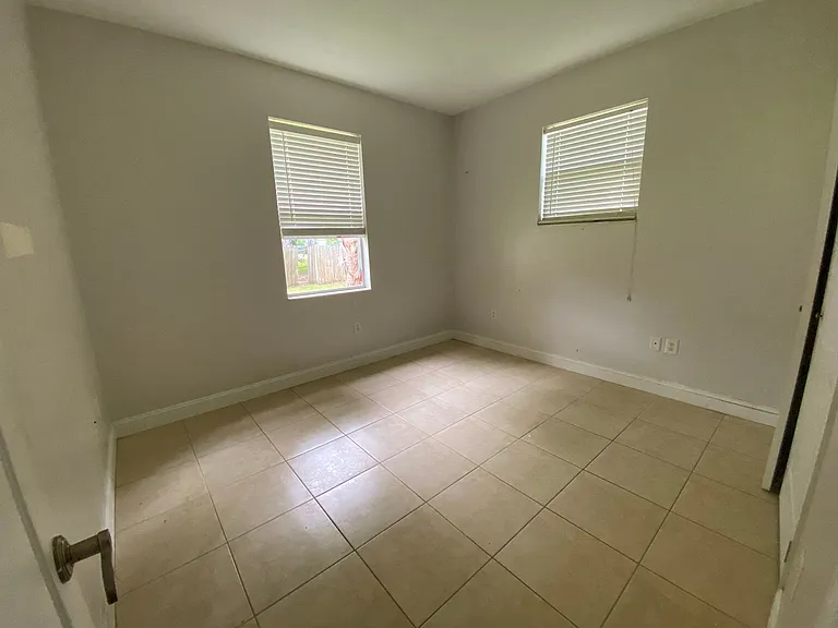 1004 Pine Tree Dr — Photo 15
