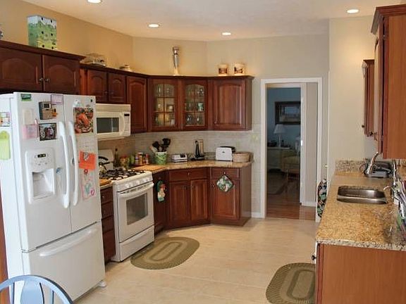 5th image of 115 Lexington Dr