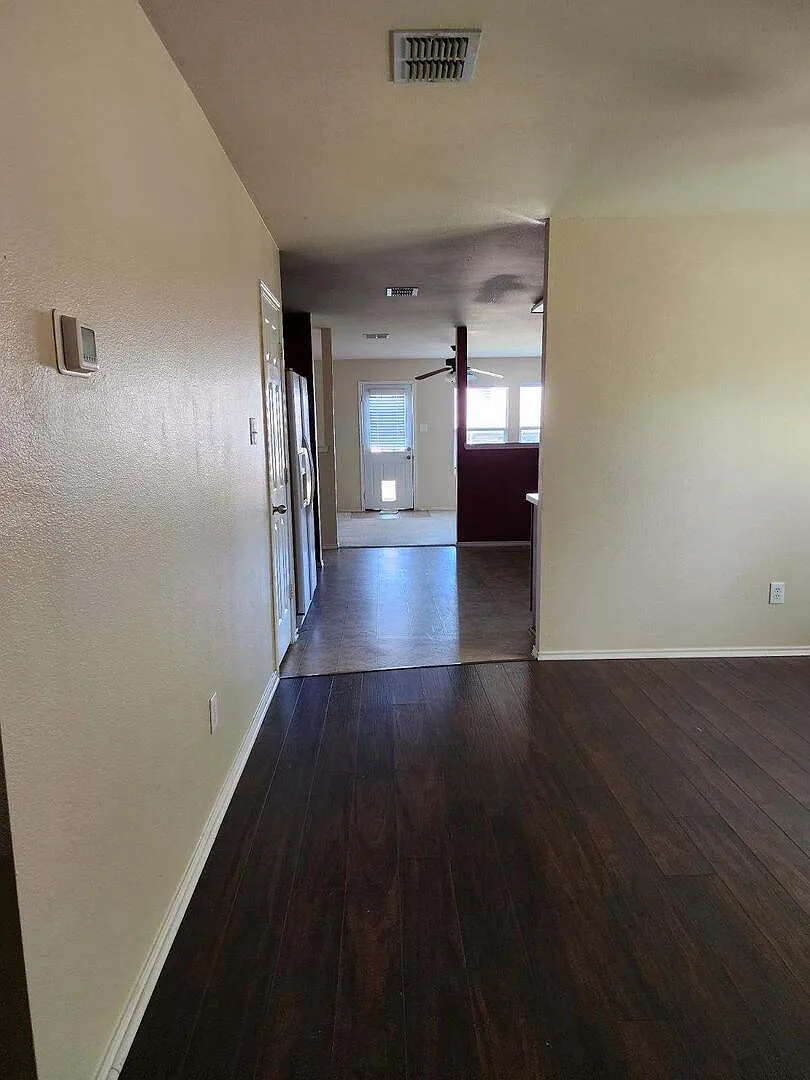4 bed, 2093 sqft, $2,400 — Photo 2