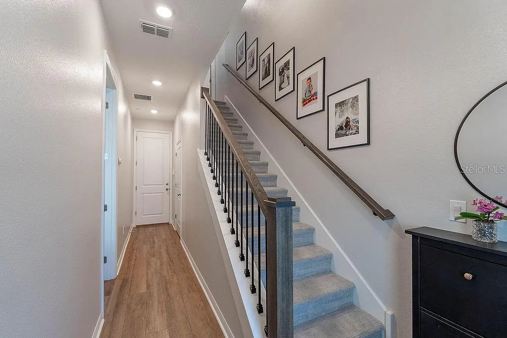 3 bed, 3.5 bath, 1998 sqft, $3,100 — Photo 3