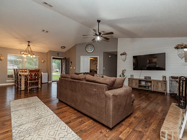 425 Whirlaway Ct — Photo 6