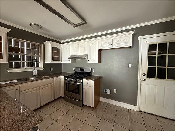 4th image of 200 Tigerlily Dr