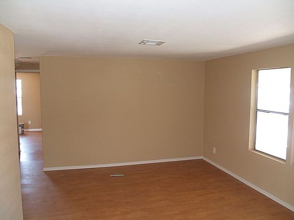 5th image of 588 Harbor Dr