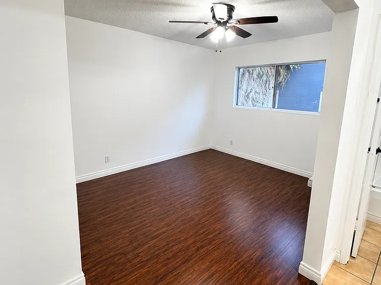Hollyking Apartments — Photo 18