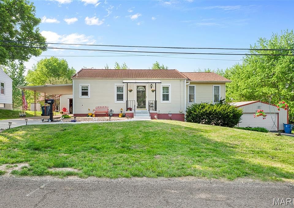 1st image of 826 Kneedler St