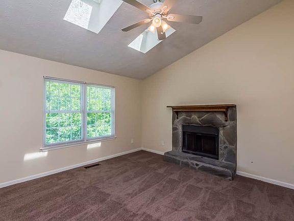 5th image of 871 Donner Ct